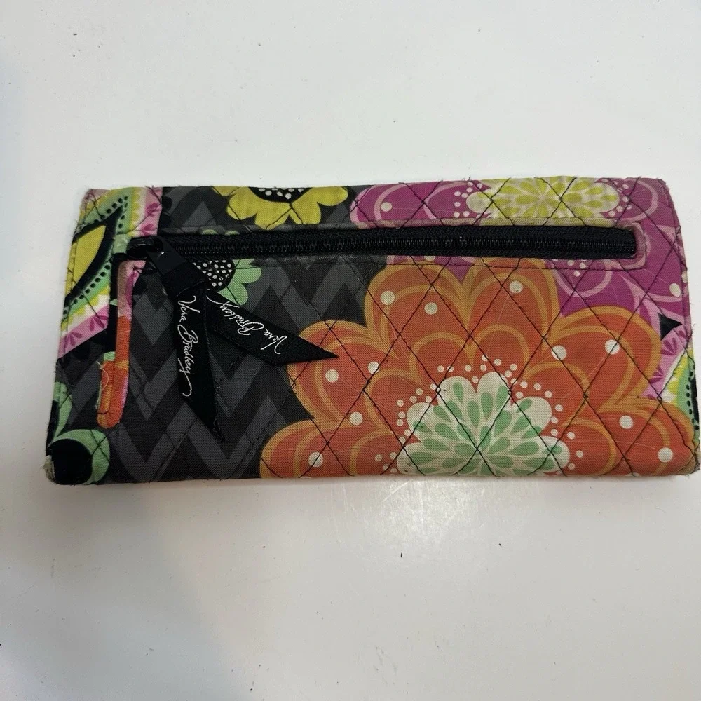 Vera Bradley trifold Wallet In Petal Paisley‎ Magnetic